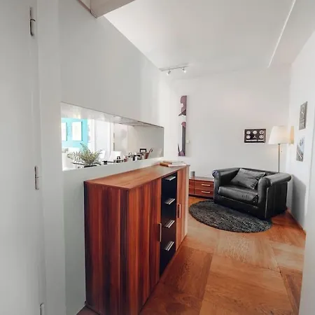 Downtown 2bd Riverside Near Dancing House *