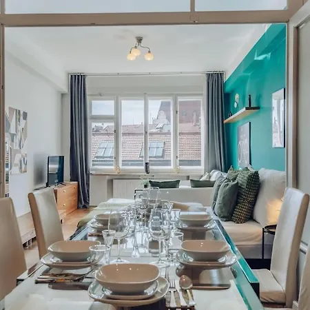 Downtown 2bd Riverside Near Dancing House דירה *