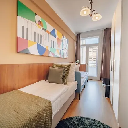 Downtown 2bd Riverside Near Dancing House *
