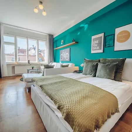 Downtown 2bd Riverside Near Dancing House *