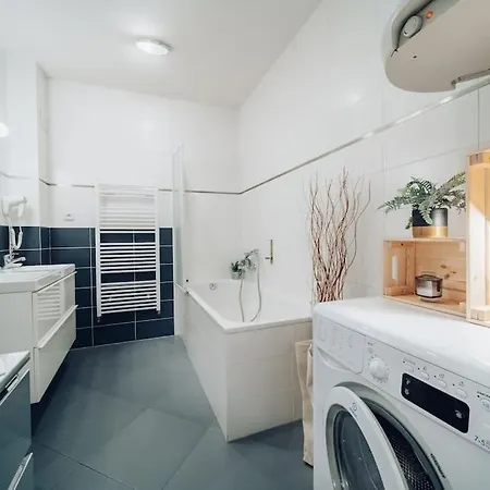 Downtown 2bd Riverside Near Dancing House דירה פראג