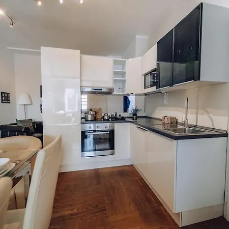 Downtown 2bd Riverside Near Dancing House דירה