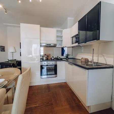 Downtown 2bd Riverside Near Dancing House *