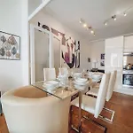 Downtown 2bd Riverside Near Dancing House Apartament