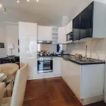 Downtown 2bd Riverside Near Dancing House *