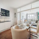 Downtown 2bd Riverside Near Dancing House *