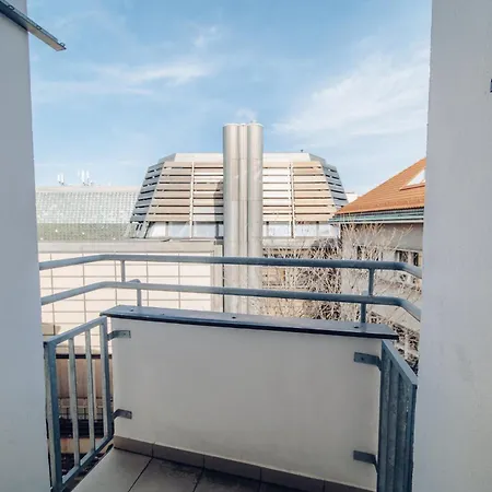 Downtown 2bd Riverside Near Dancing House דירה