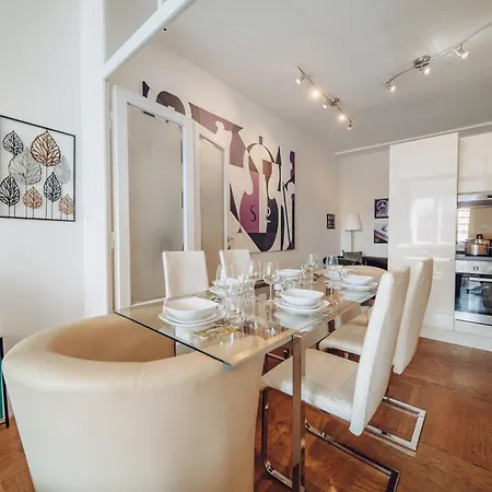 Downtown 2bd Riverside Near Dancing House Апартаменты