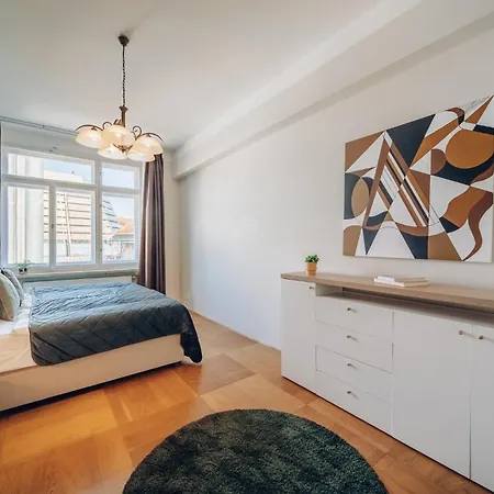 Downtown 2bd Riverside Near Dancing House