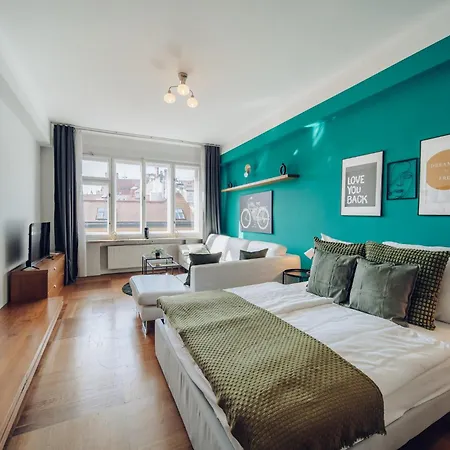 Downtown 2bd Riverside Near Dancing House דירה פראג
